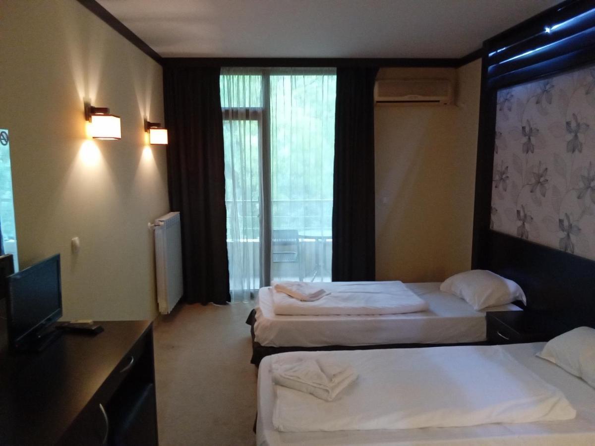 Park Hotel Stratesh Łowecz Zewnętrze zdjęcie